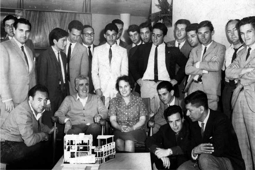 Pedro Curutchet y su esposa con estudiantes de arquitectura, 1956 tecnne